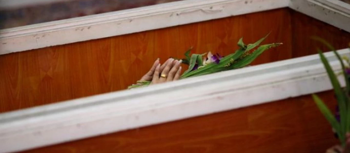 Άνθρωποι προβάρουν την κηδεία τους σε ναό στην Μπανγκόκ (φωτό)